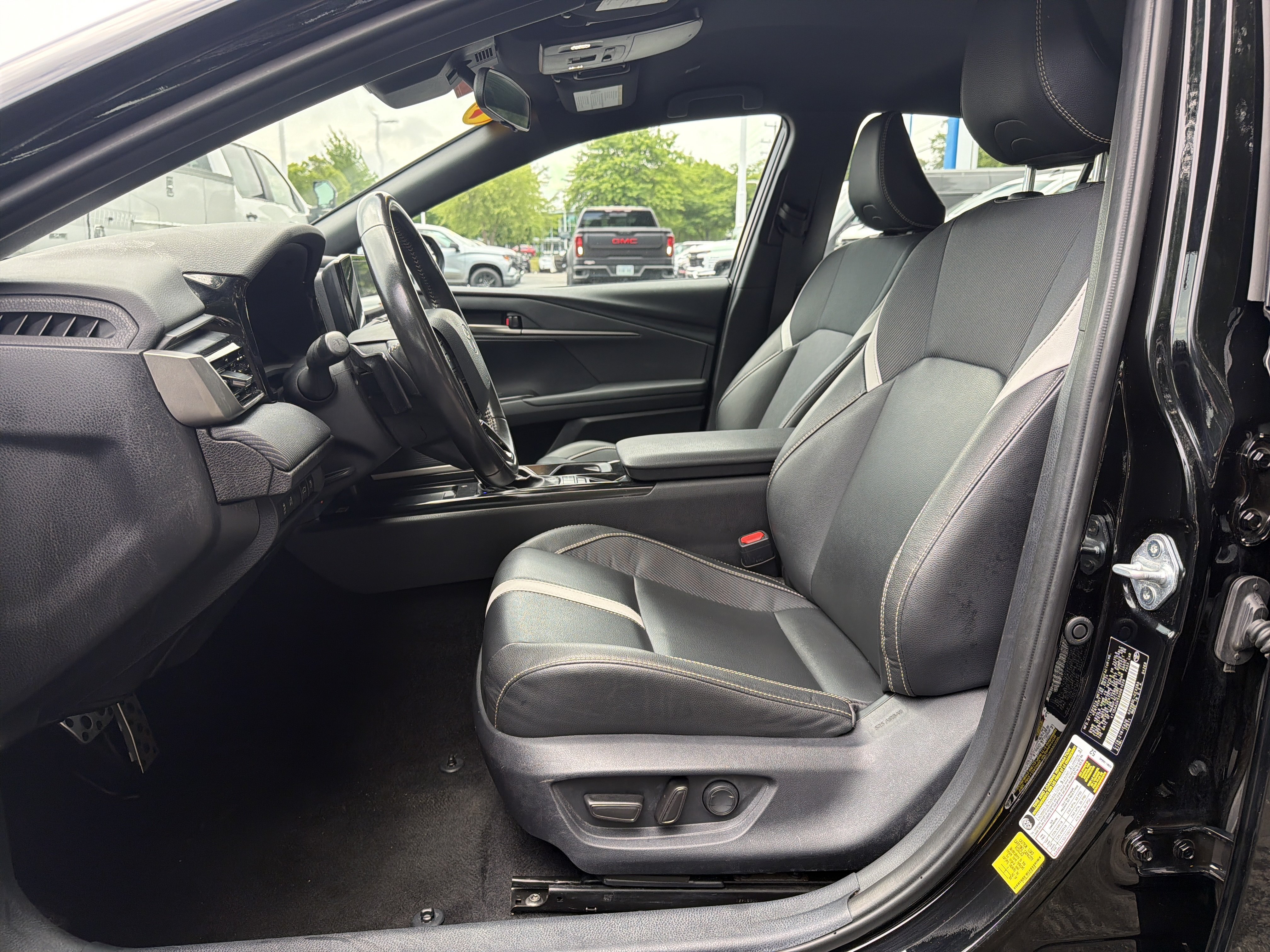 Used 2025 Toyota Camry SE FWD image 16