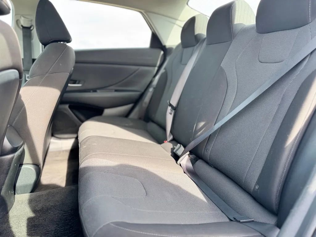 Used 2021 Hyundai Elantra SE image 13