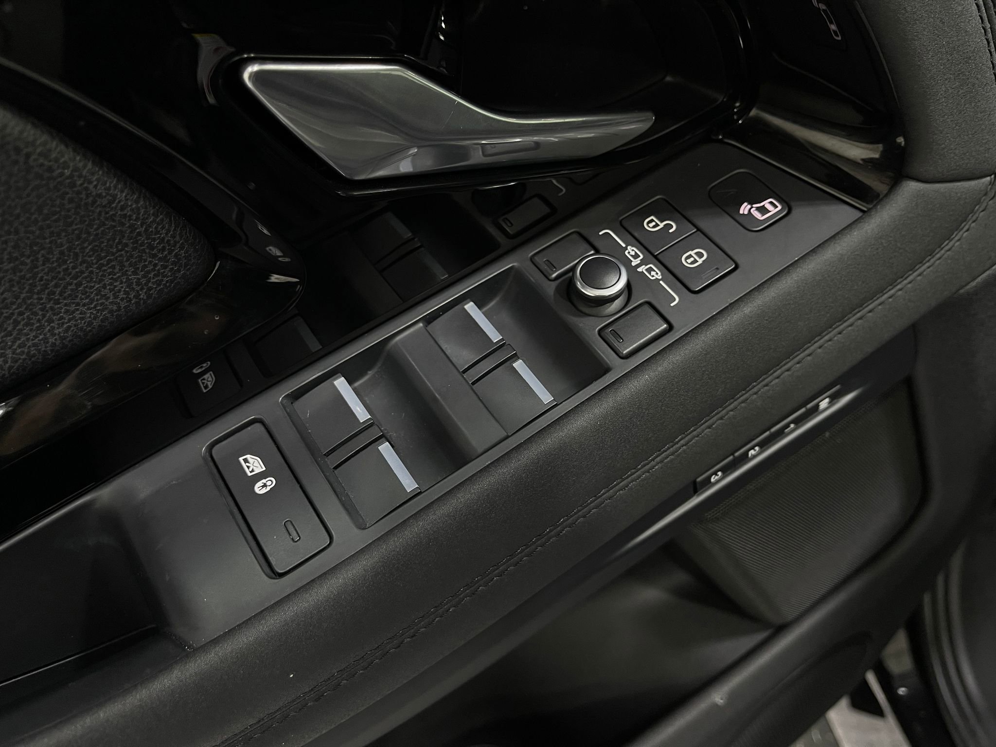 Used 2020 Land Rover Range Rover Evoque SE image 17