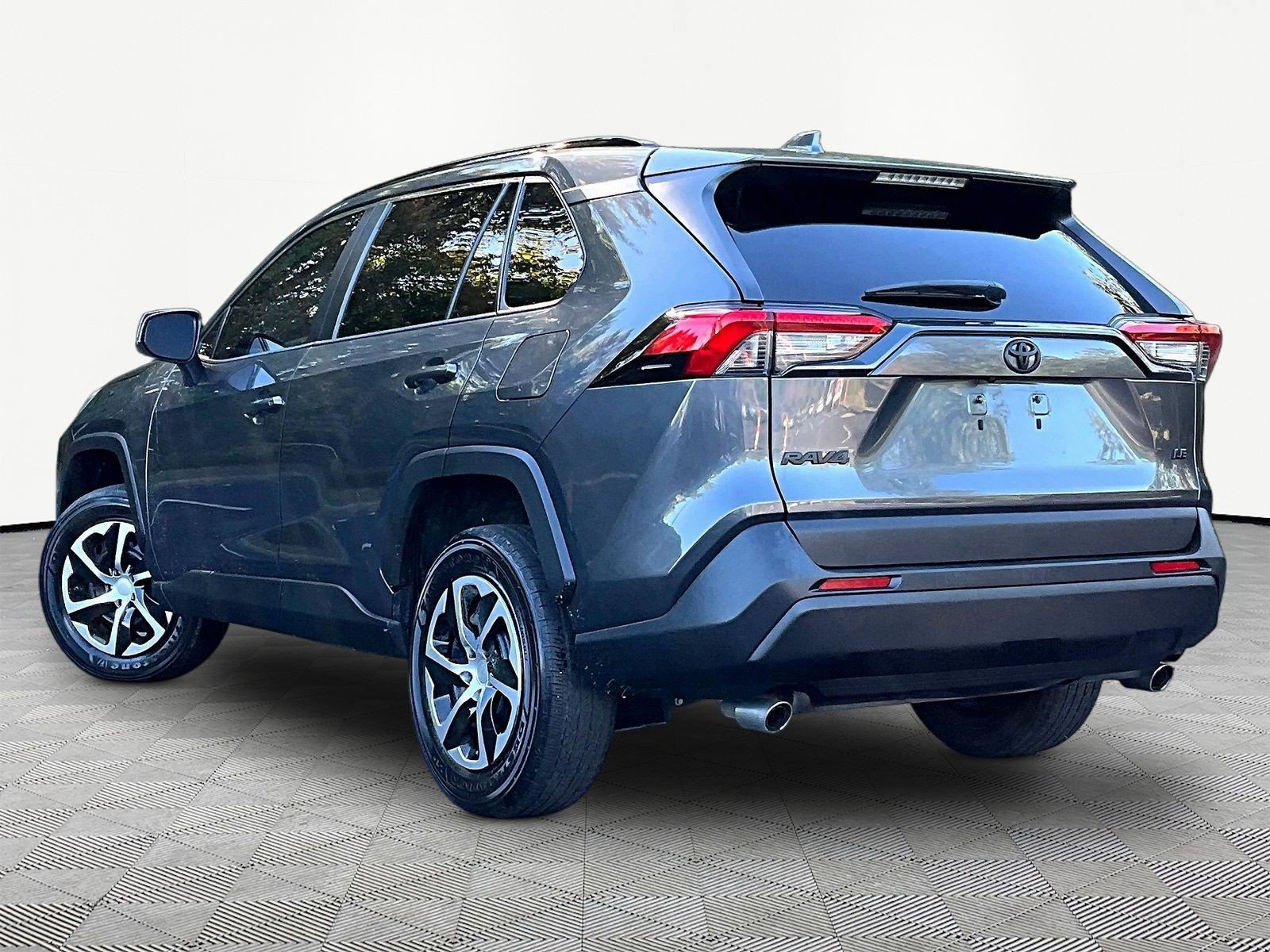 Used 2019 Toyota RAV4 LE FWD image 4