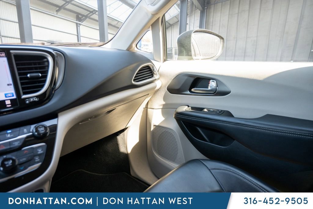 Used 2023 Chrysler Pacifica Touring-L FWD image 15