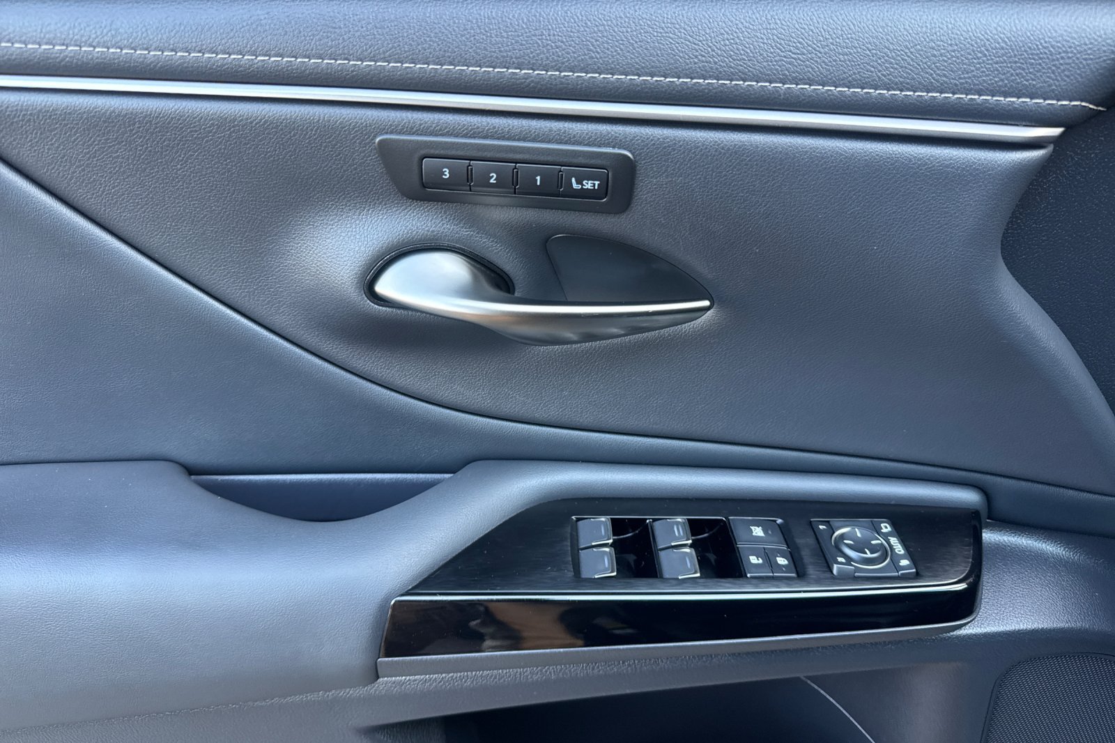 Used 2025 Lexus ES 300h w/ Premium Package FWD image 12