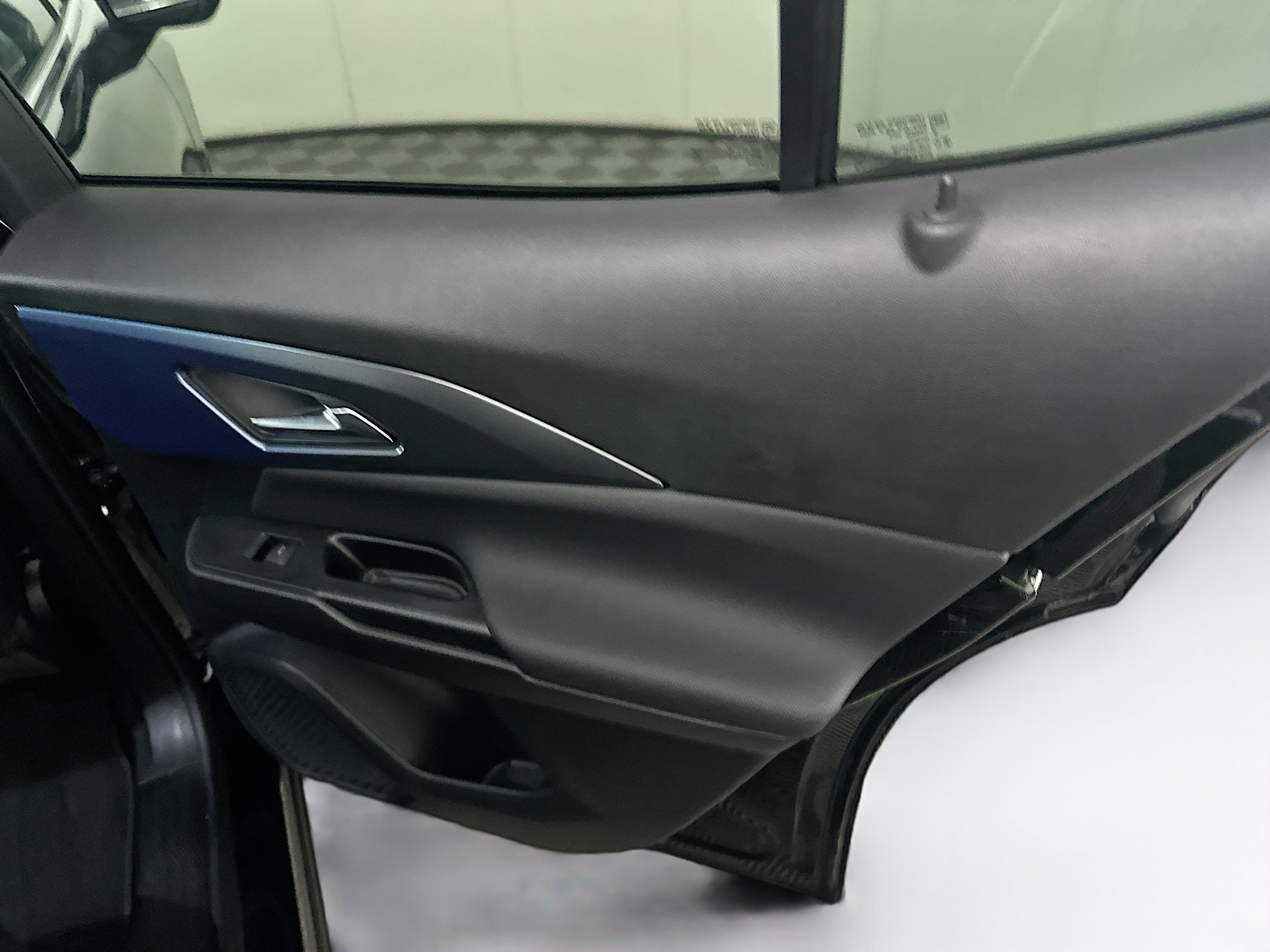 Used 2025 Chevrolet Equinox EV LT w/ Convenience Package image 30