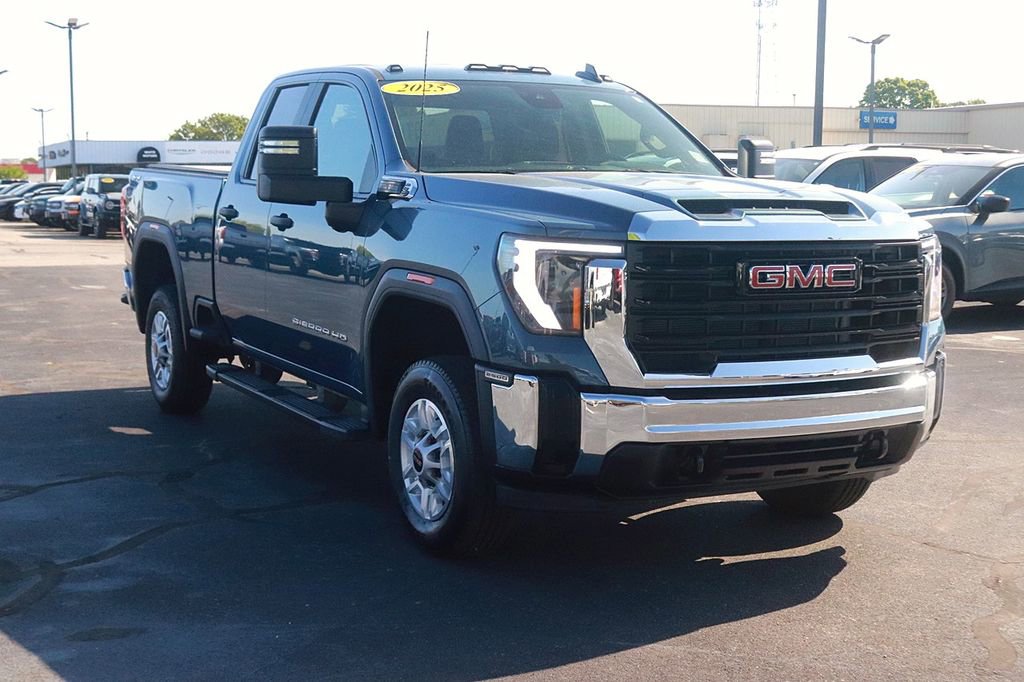 Used 2025 GMC Sierra 2500 Pro AWD/4WD image 3