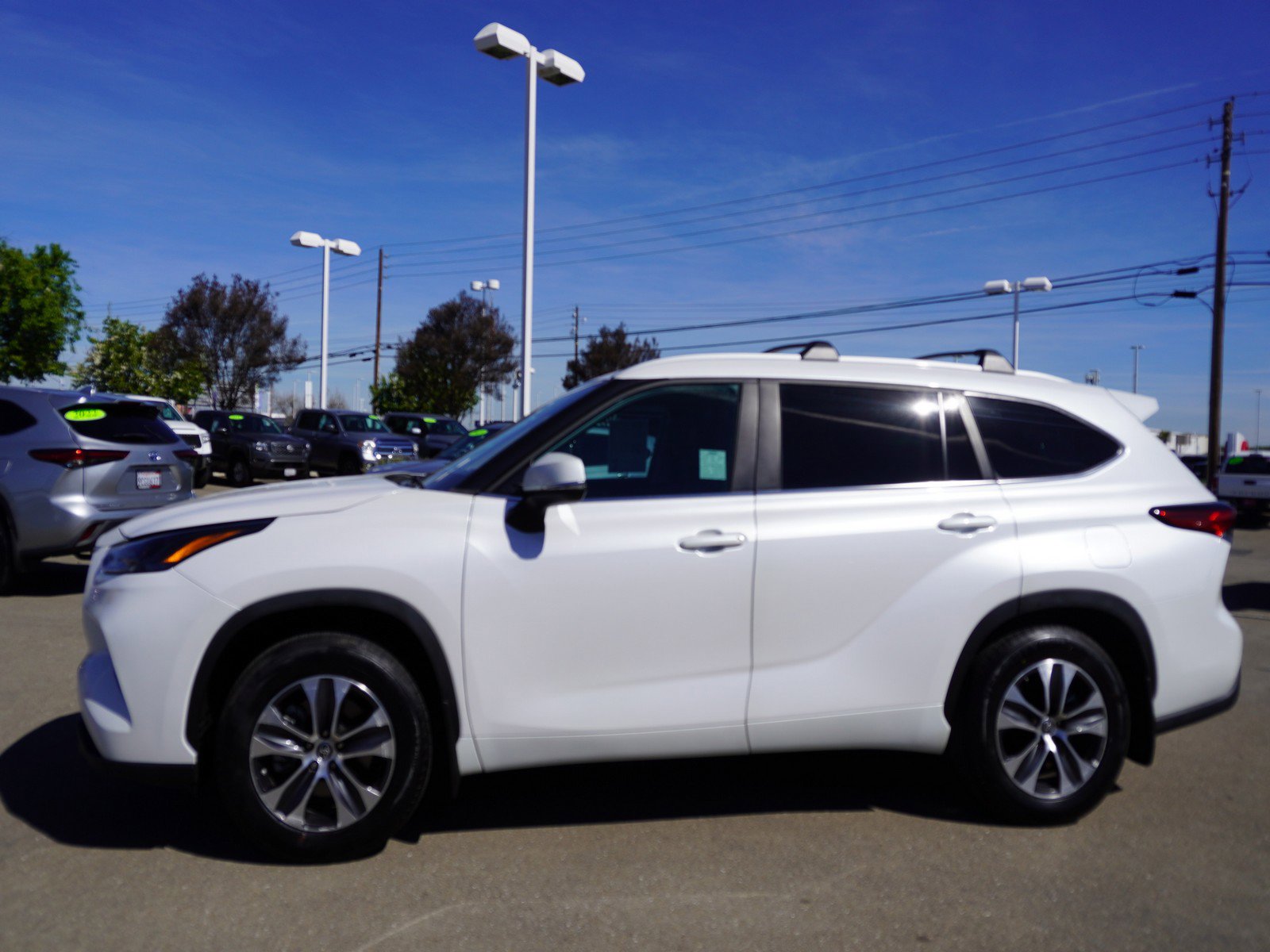 Used 2023 Toyota Highlander XLE image 6