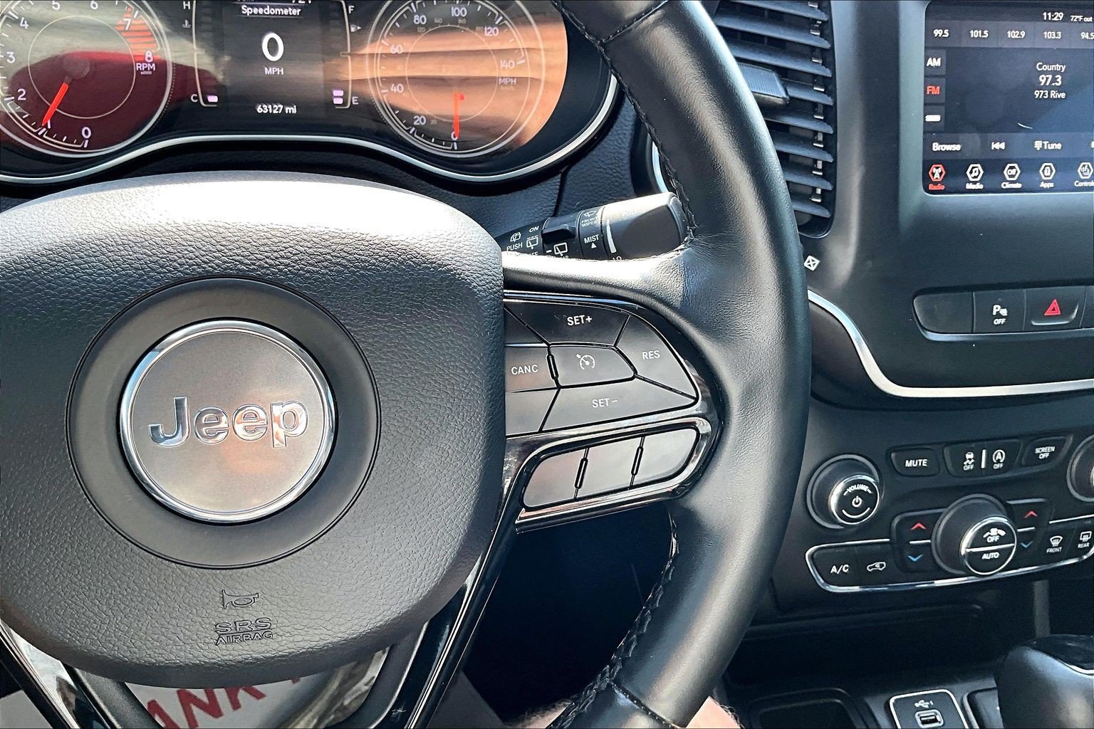 Used 2019 Jeep Cherokee Latitude Plus FWD image 23