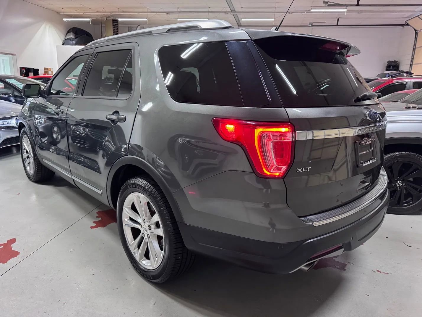 Used 2018 Ford Explorer XLT w/ Equipment Group 202A image 5