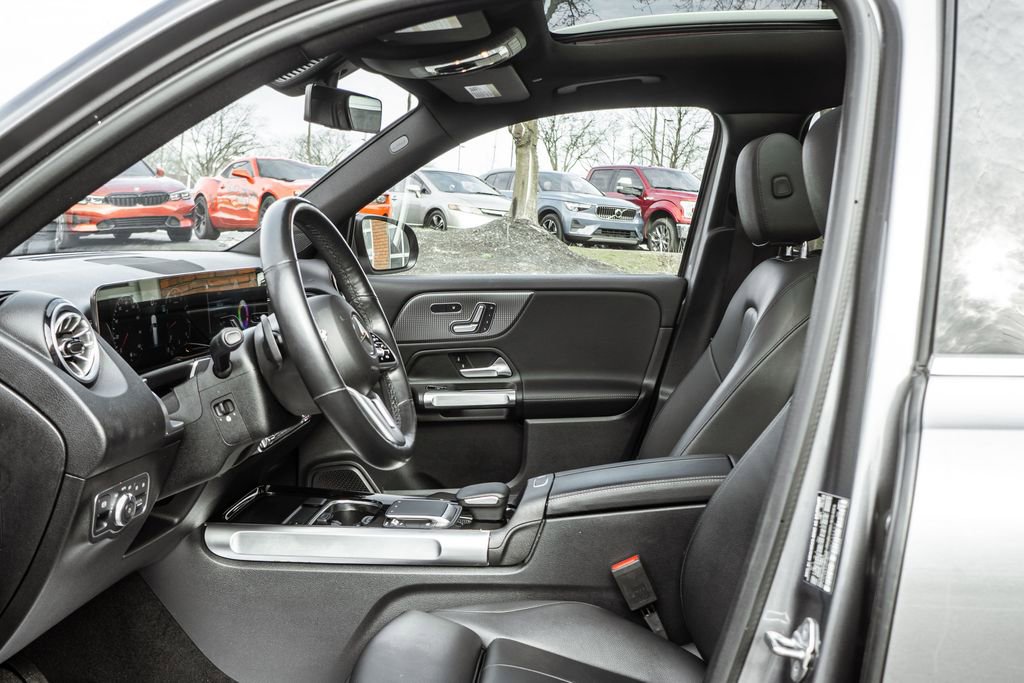 Used 2022 Mercedes-Benz GLB 250 4MATIC w/ Premium Package Lite image 23