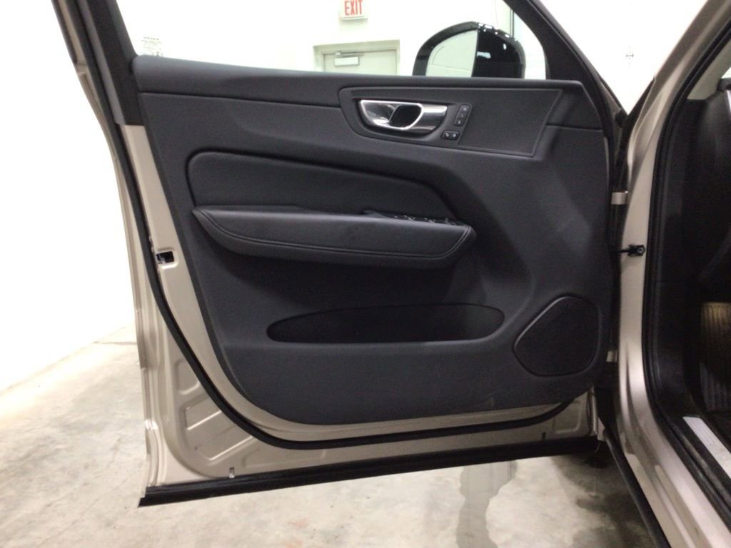 Used 2025 Volvo XC60 B5 Core image 16