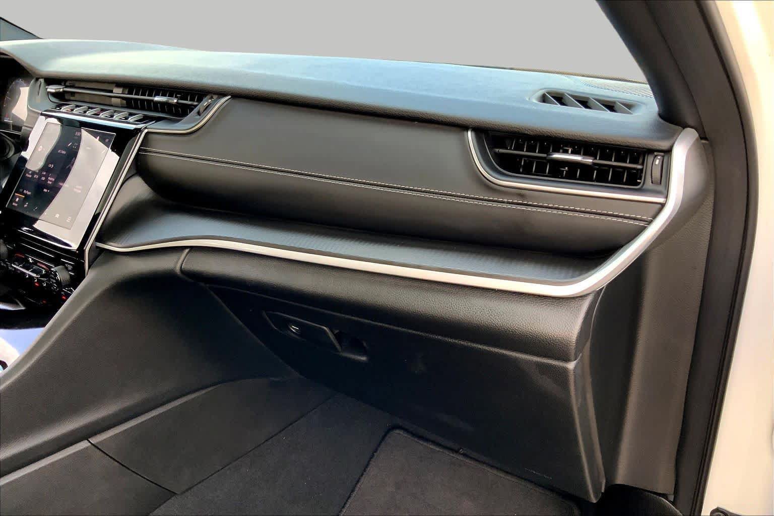 Used 2025 Jeep Grand Cherokee L Laredo RWD image 19