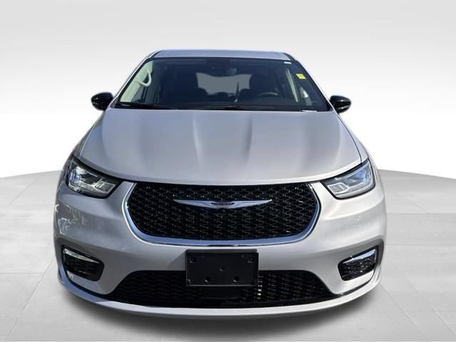 Used 2024 Chrysler Pacifica Touring-L FWD image 11