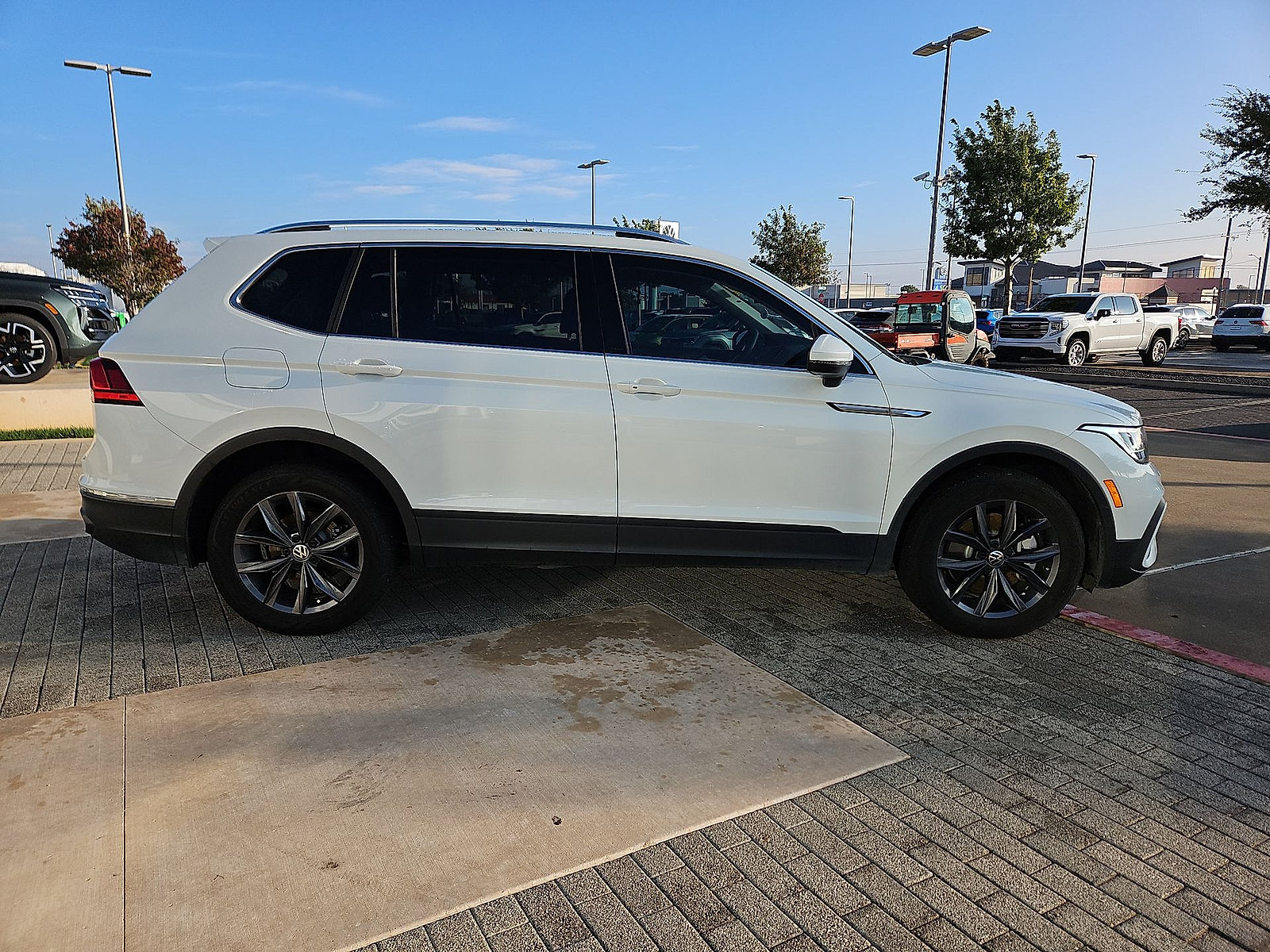 Certified 2023 Volkswagen Tiguan SE w/ Panoramic Sunroof Package FWD image 9