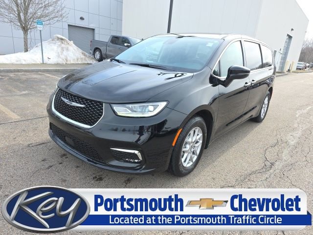 Used 2024 Chrysler Pacifica Touring-L image 1