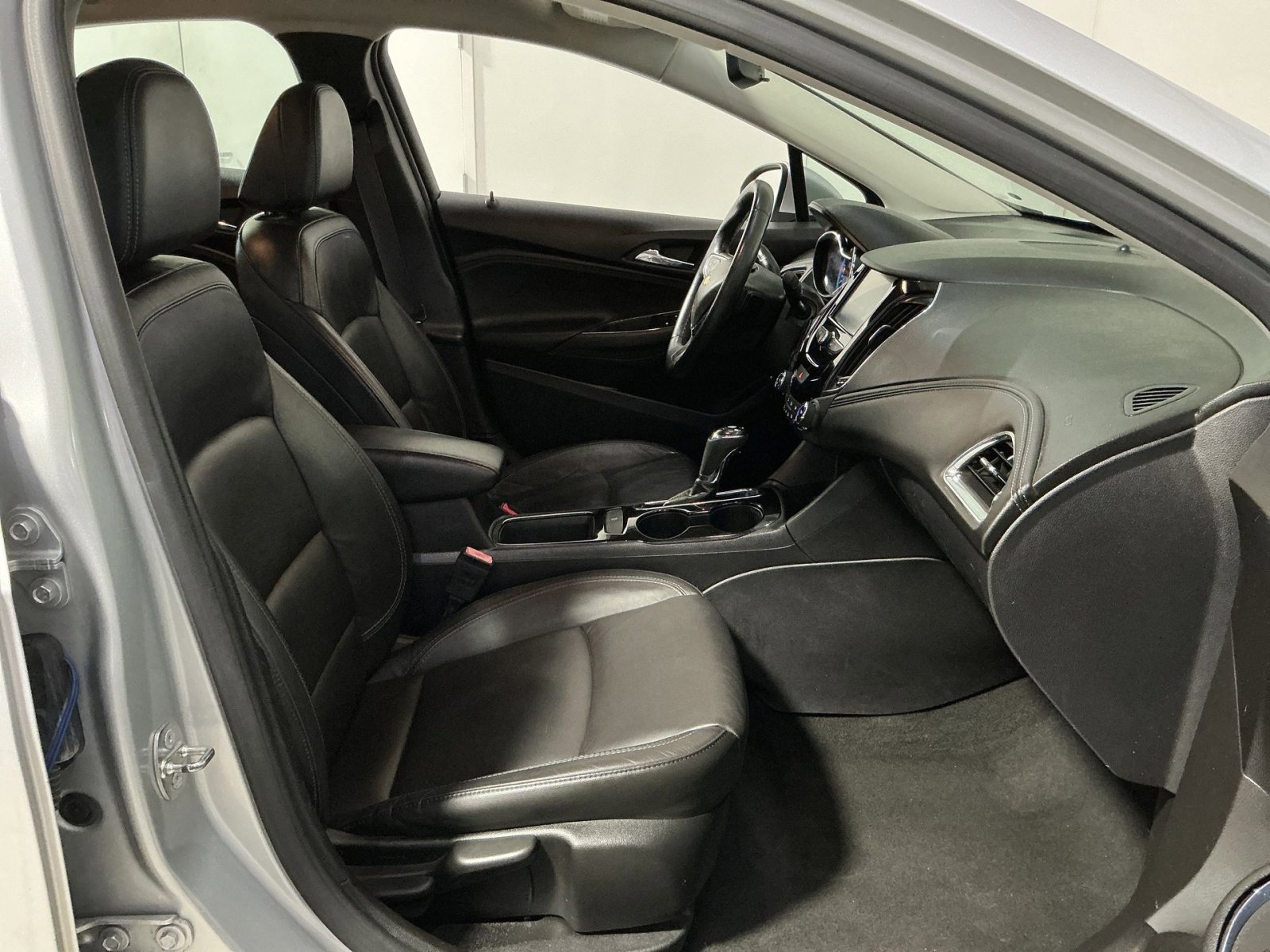 Used 2017 Chevrolet Cruze Premier image 32