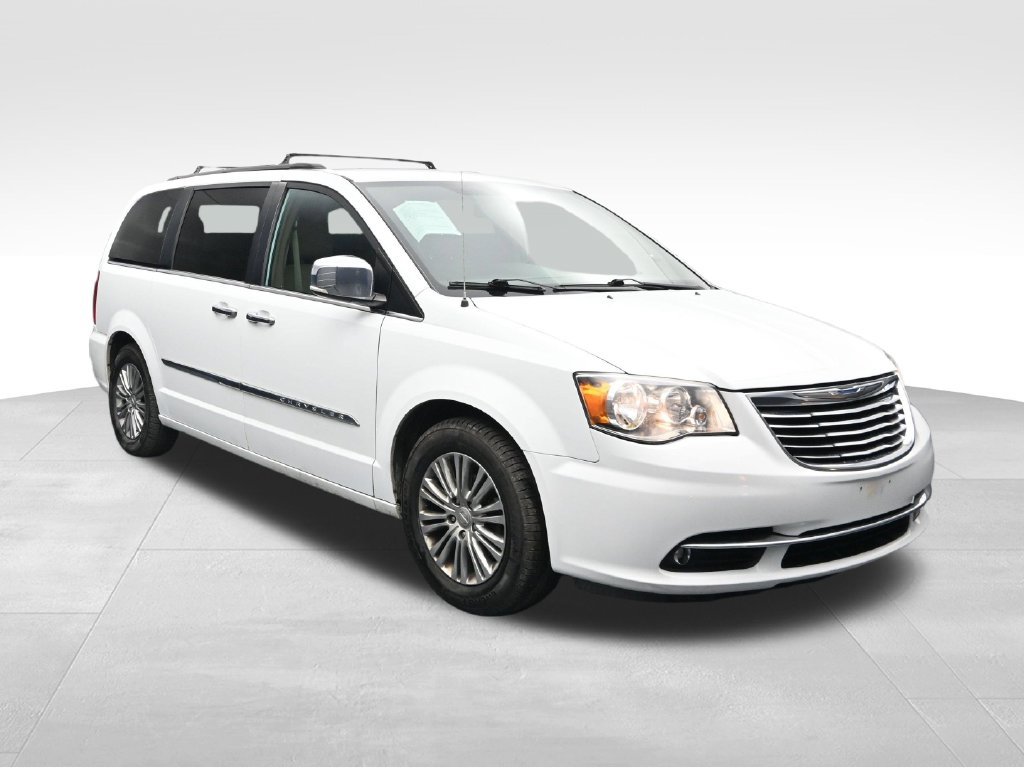 Used 2016 Chrysler Town & Country Touring-L FWD image 7