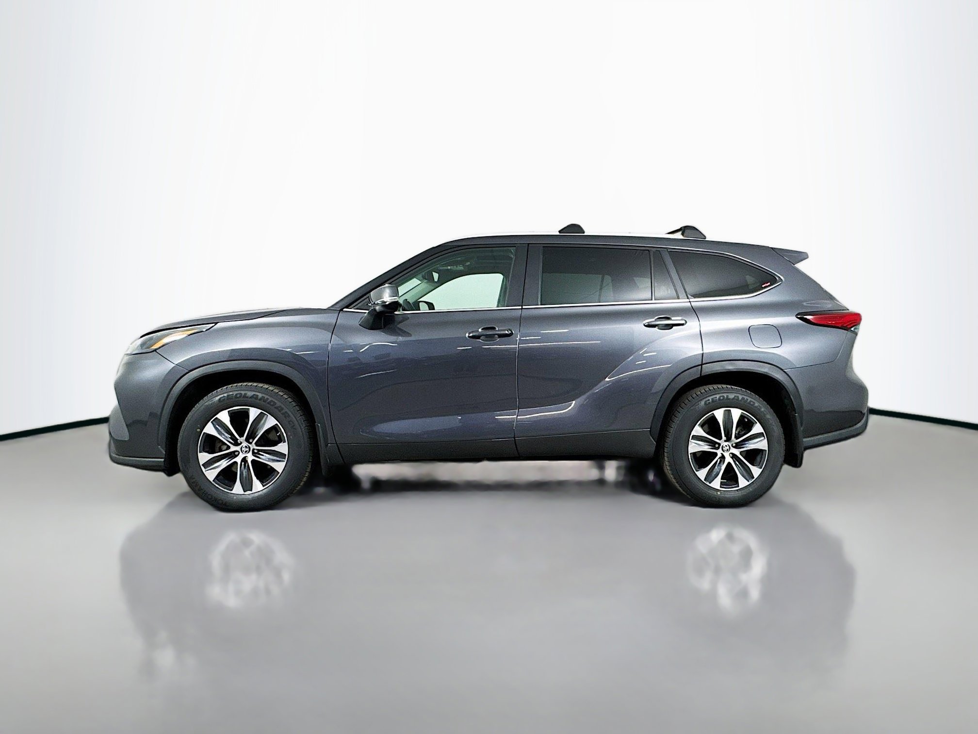 Used 2023 Toyota Highlander XLE AWD/4WD image 4