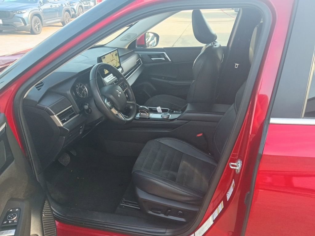 Used 2025 Mitsubishi Outlander SE image 3