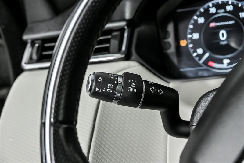 Used 2018 Land Rover Range Rover Velar R-Dynamic SE AWD/4WD image 27