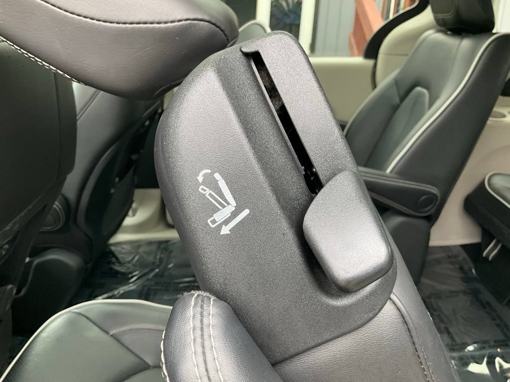 Used 2023 Chrysler Pacifica Limited FWD image 32