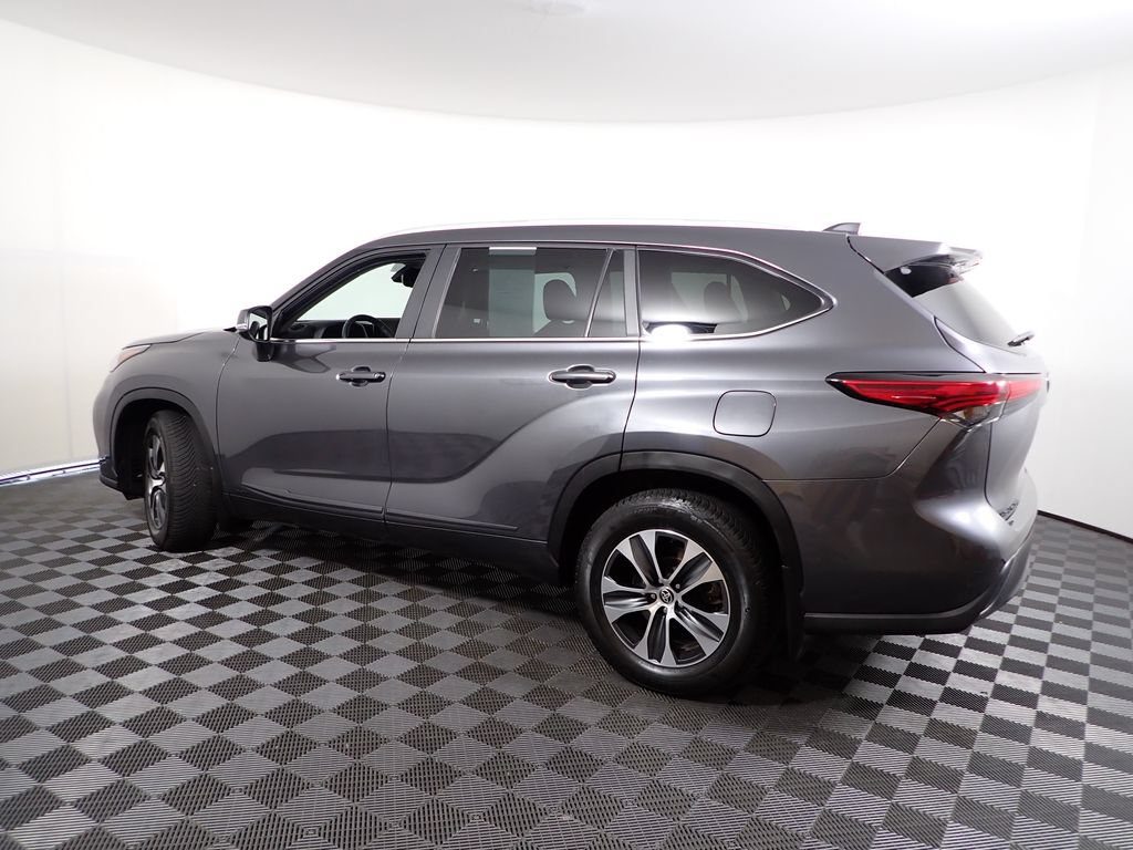Used 2023 Toyota Highlander XLE AWD/4WD image 13