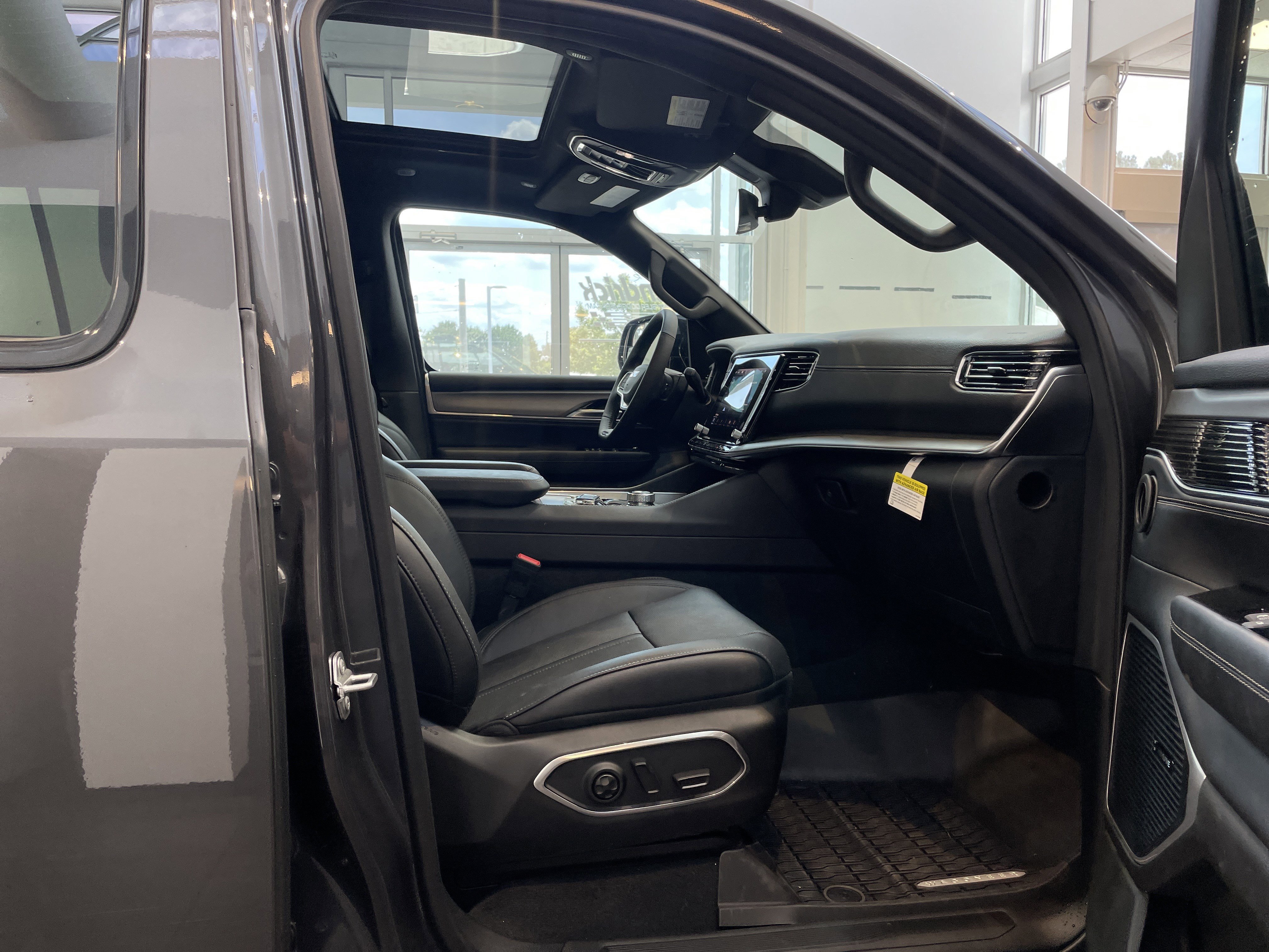 Used 2024 Jeep Wagoneer Series II image 36