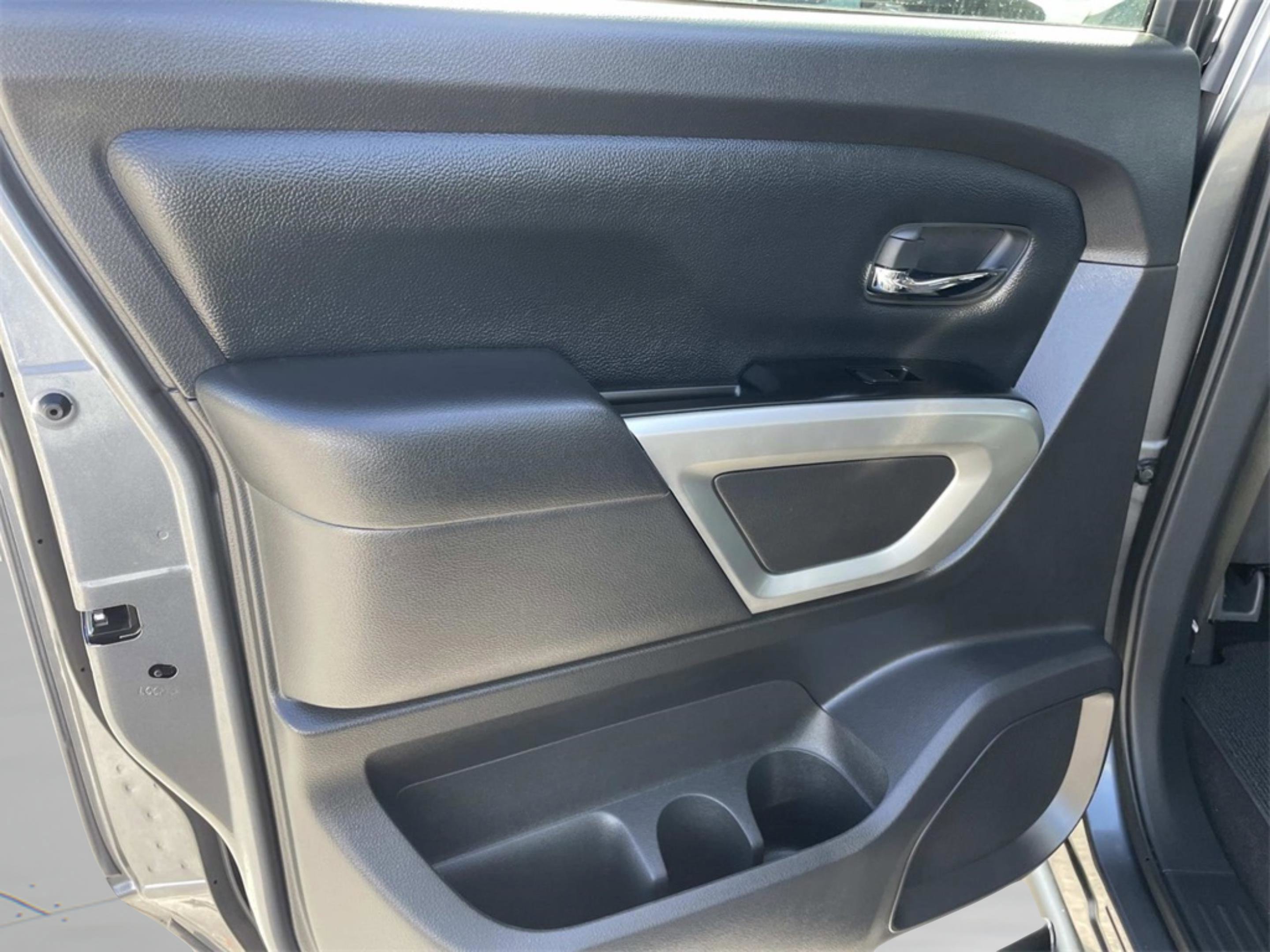 Used 2024 Nissan Titan SV w/ SV Convenience Package image 11