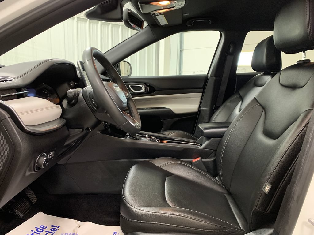 Used 2025 Jeep Compass Limited AWD/4WD image 4