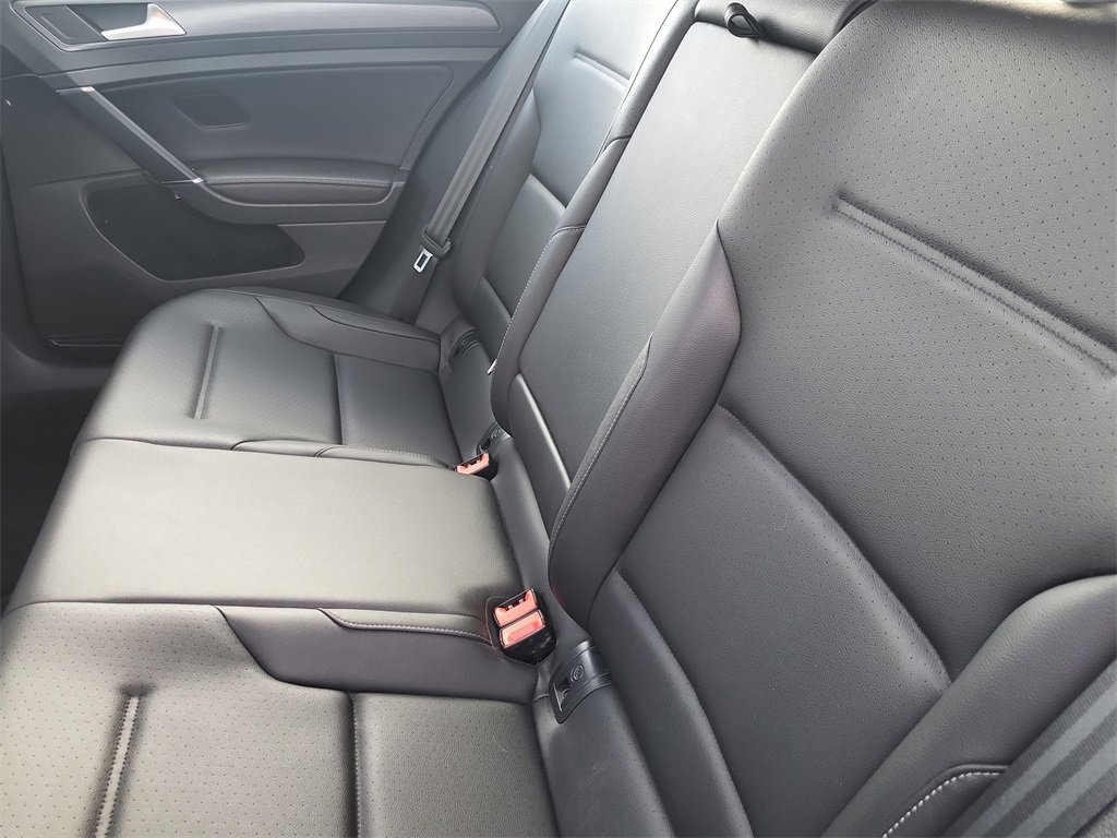 Used 2018 Volkswagen Golf SE image 14