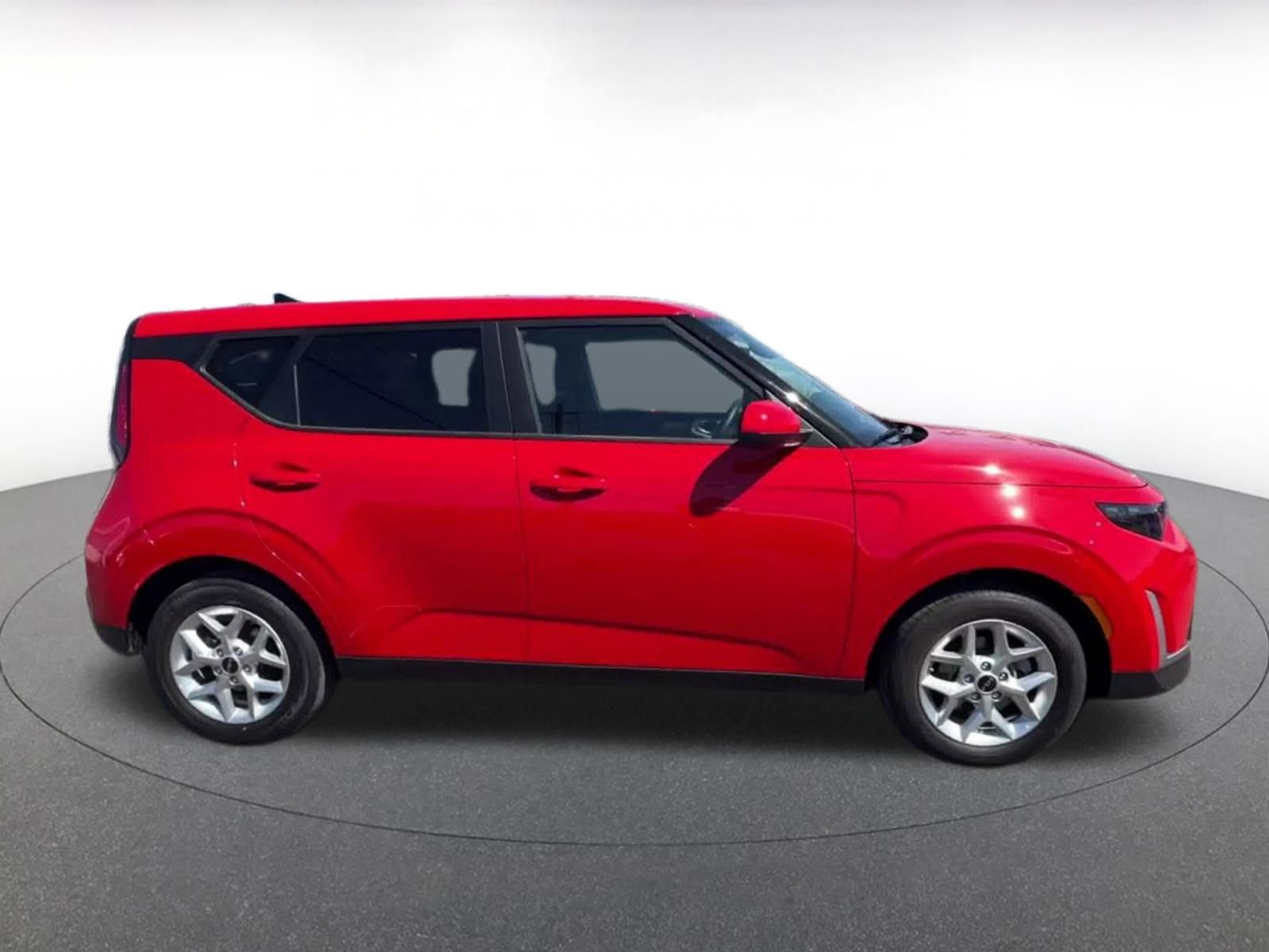 Used 2025 Kia Soul LX w/ LX Technology Package FWD image 16