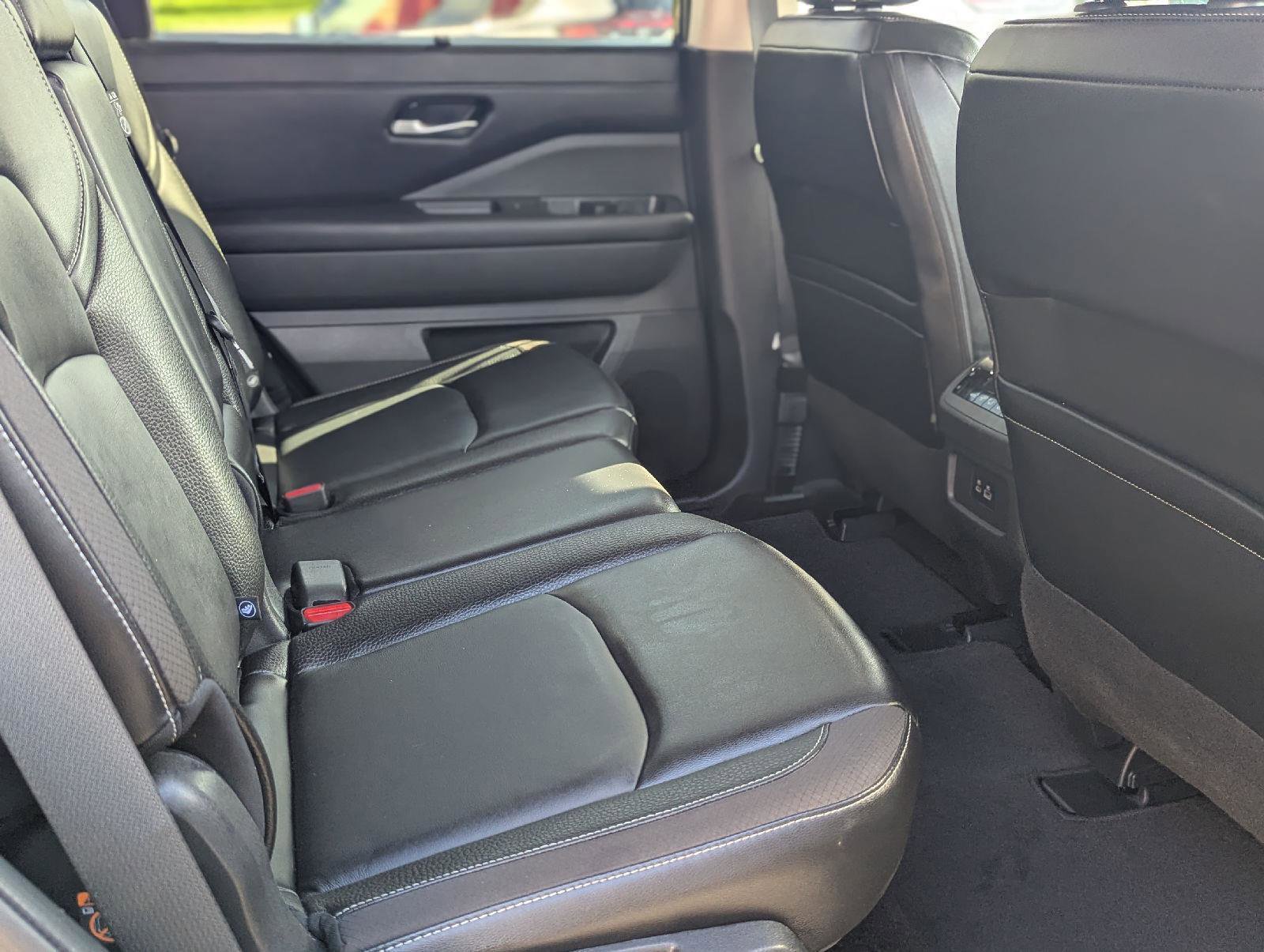 Used 2024 Nissan Pathfinder SL AWD/4WD image 34