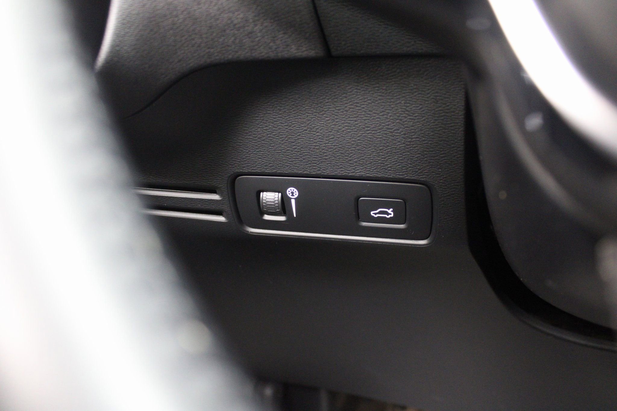 Used 2021 Volvo XC40 T5 Momentum image 35