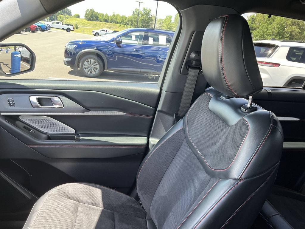 Used 2025 Ford Explorer ST AWD/4WD image 25