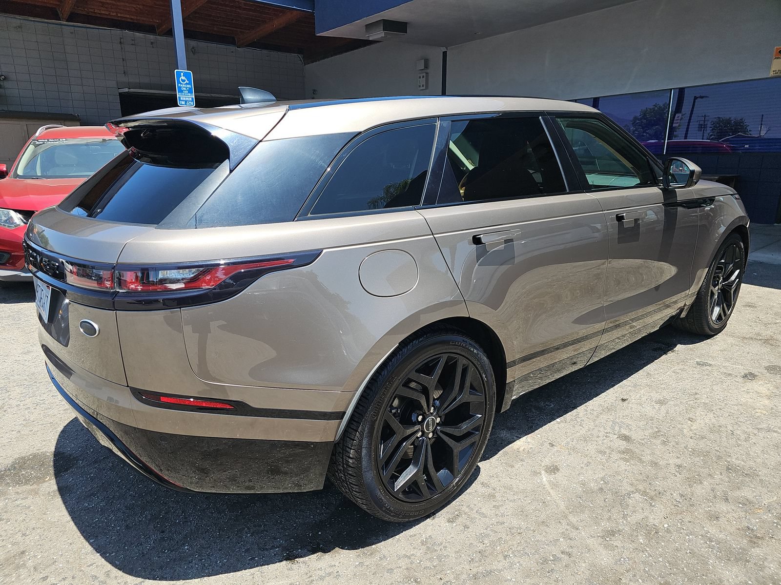 Used 2018 Land Rover Range Rover Velar R-Dynamic SE AWD/4WD image 6