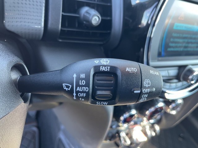 Used 2021 MINI Cooper 2-Door Hardtop image 14