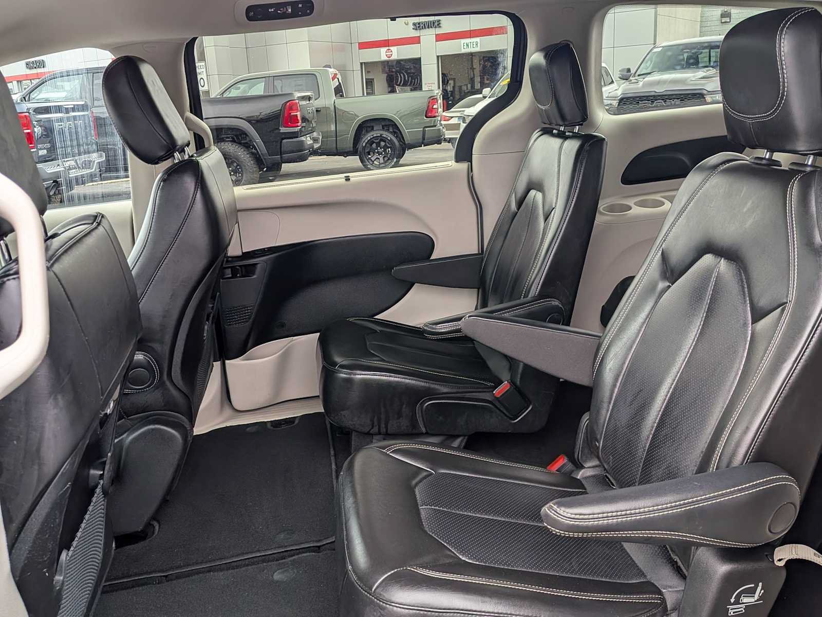 Used 2023 Chrysler Pacifica Touring-L FWD image 12