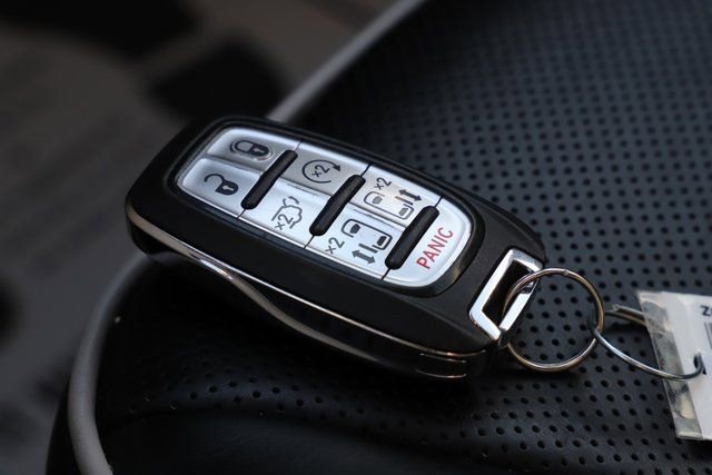 Used 2024 Chrysler Pacifica Limited image 36