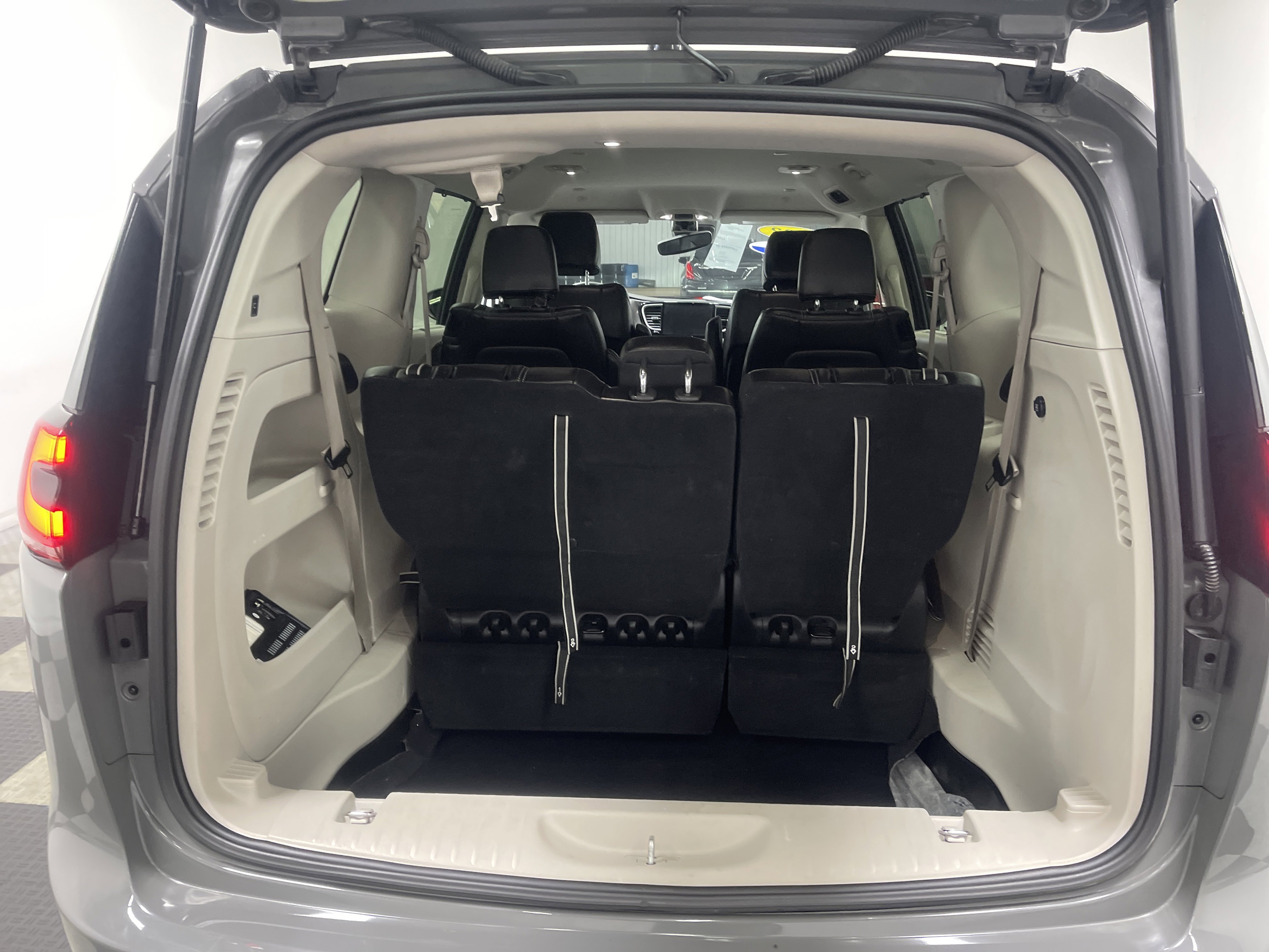 Used 2023 Chrysler Pacifica Touring-L image 17