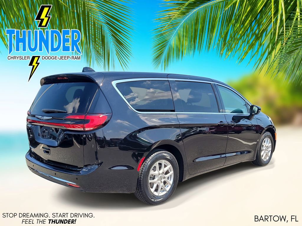 Used 2024 Chrysler Pacifica Touring-L image 4