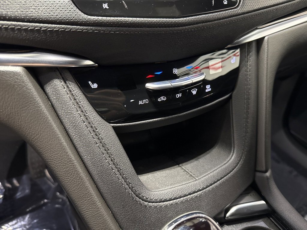 Used 2023 Cadillac XT6 Luxury image 16
