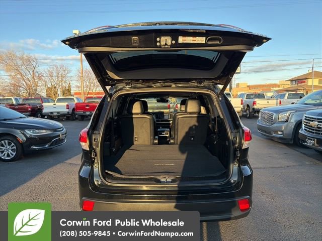 Used 2018 Toyota Highlander XLE w/ Carpet Mat Package (TMS) image 30