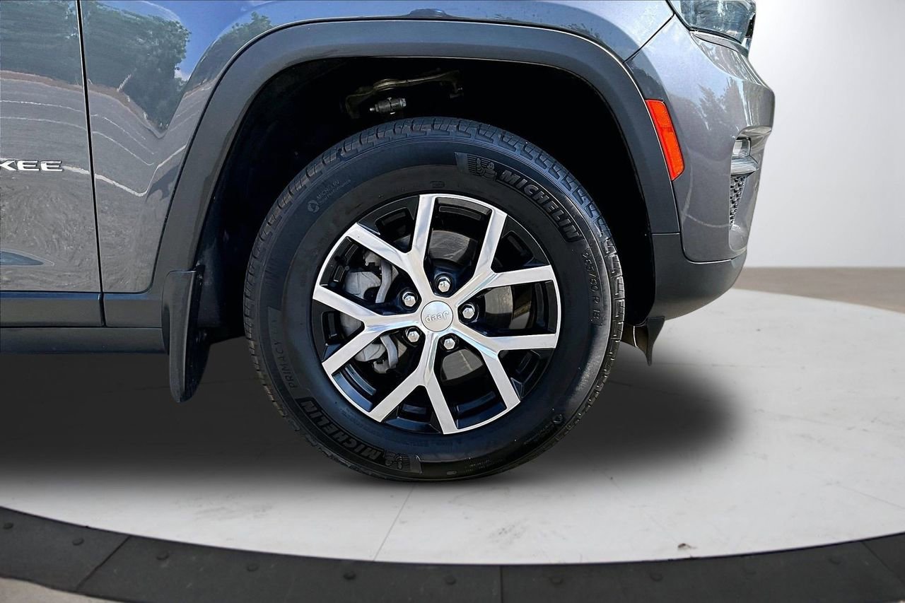 Certified 2023 Jeep Grand Cherokee Limited w/ MOPAR Finishing Package AWD/4WD image 34