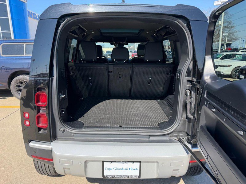 Used 2025 Land Rover Defender 110 S image 4