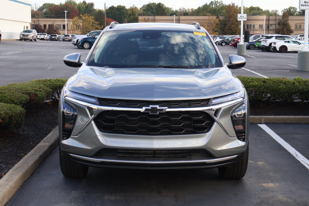 Used 2025 Chevrolet Trax LT w/ Driver Confidence Package FWD image 2