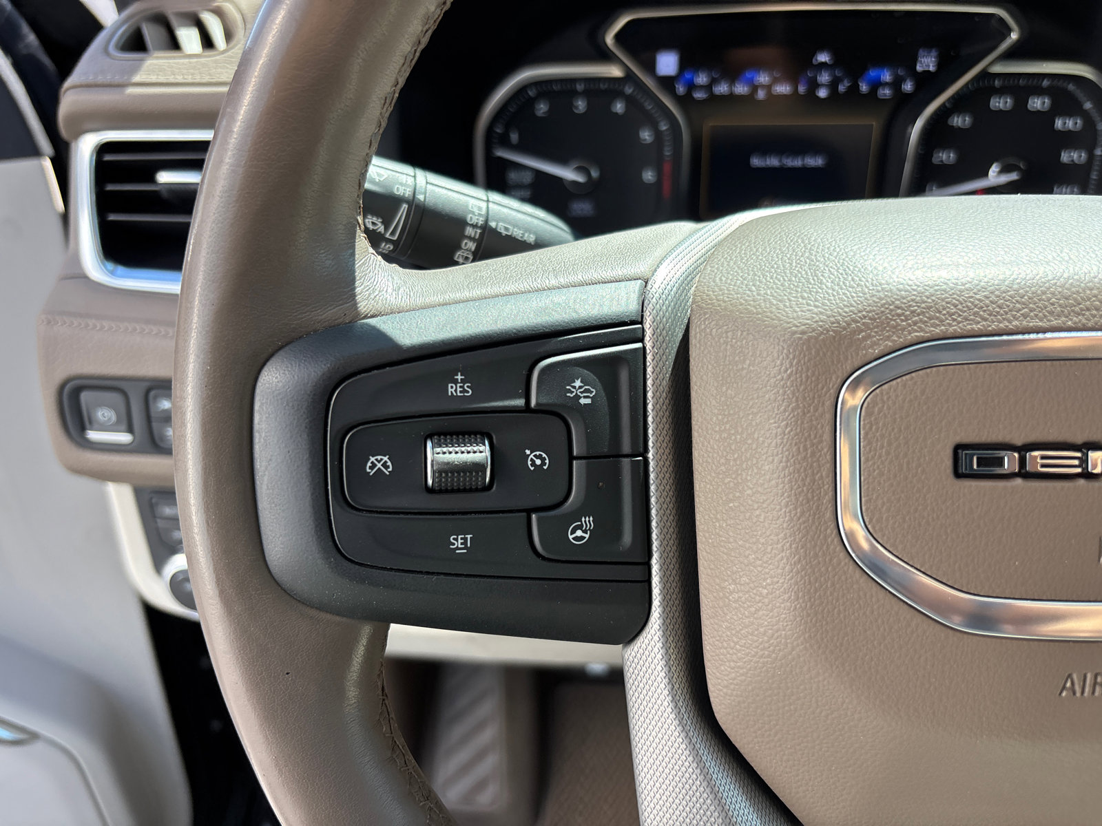 Used 2021 GMC Yukon Denali w/ Denali Premium Package image 18