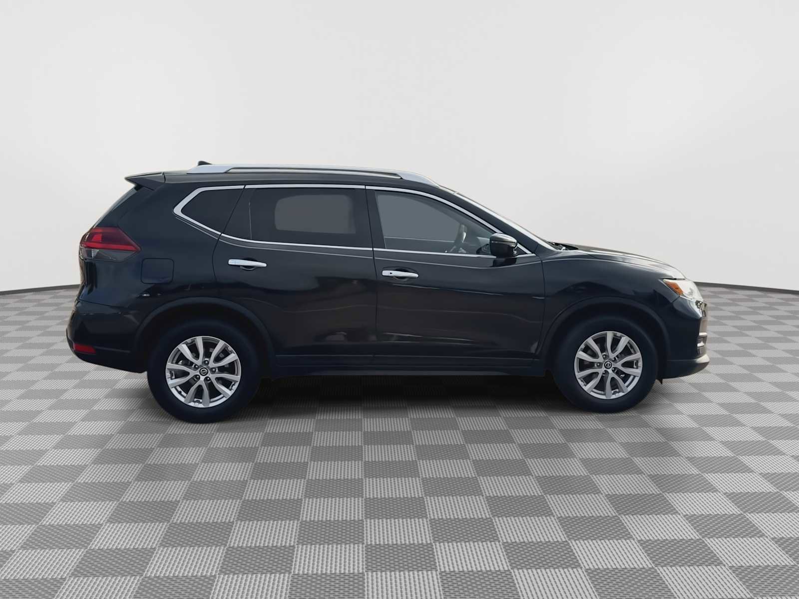 Used 2018 Nissan Rogue SV image 9