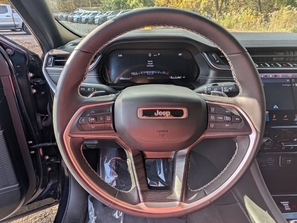 Used 2024 Jeep Grand Cherokee Limited w/ Black Appearance Package AWD/4WD image 17