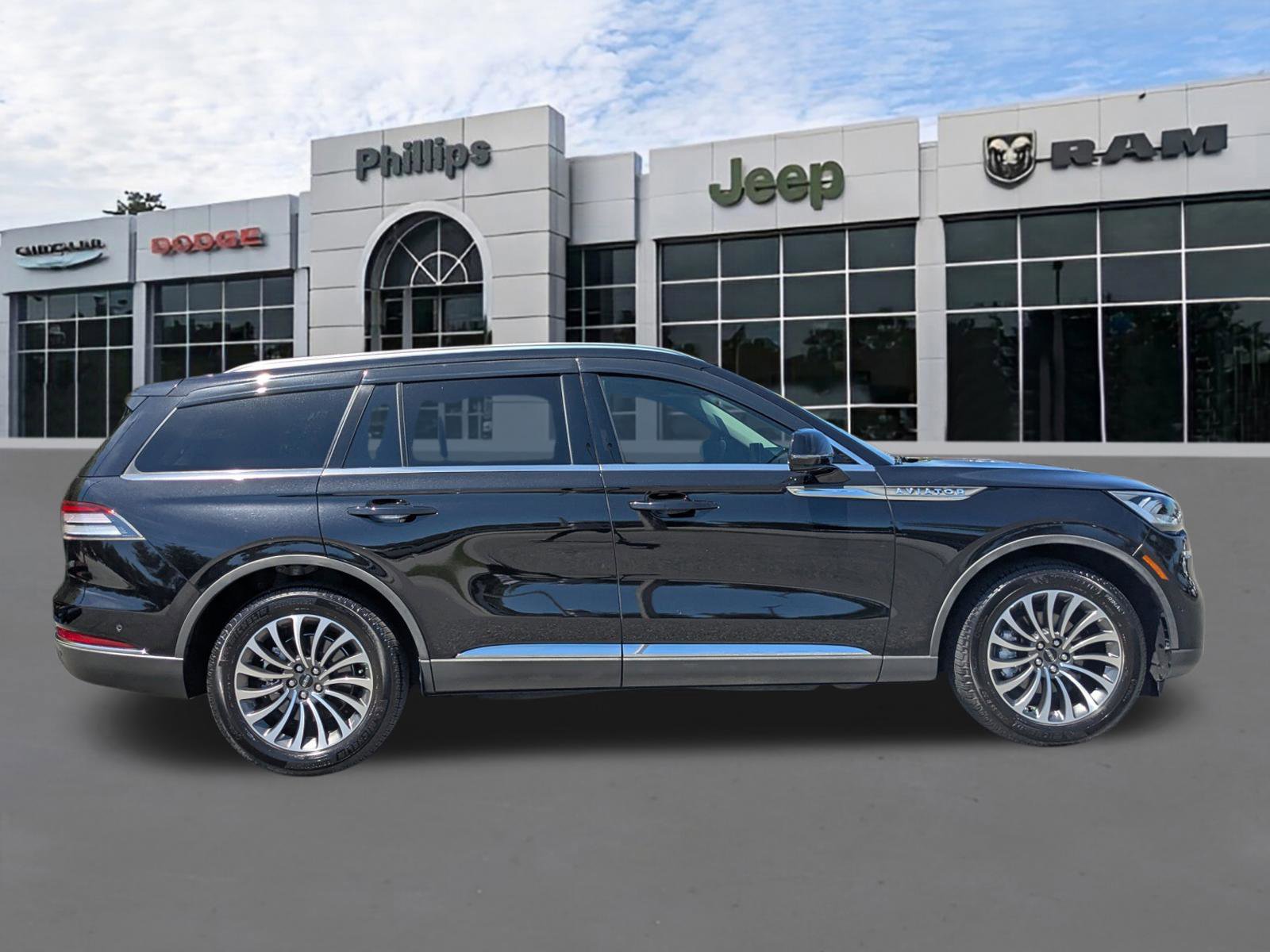 Used 2021 Lincoln Aviator Reserve w/ Equipment Group 201A AWD/4WD image 2