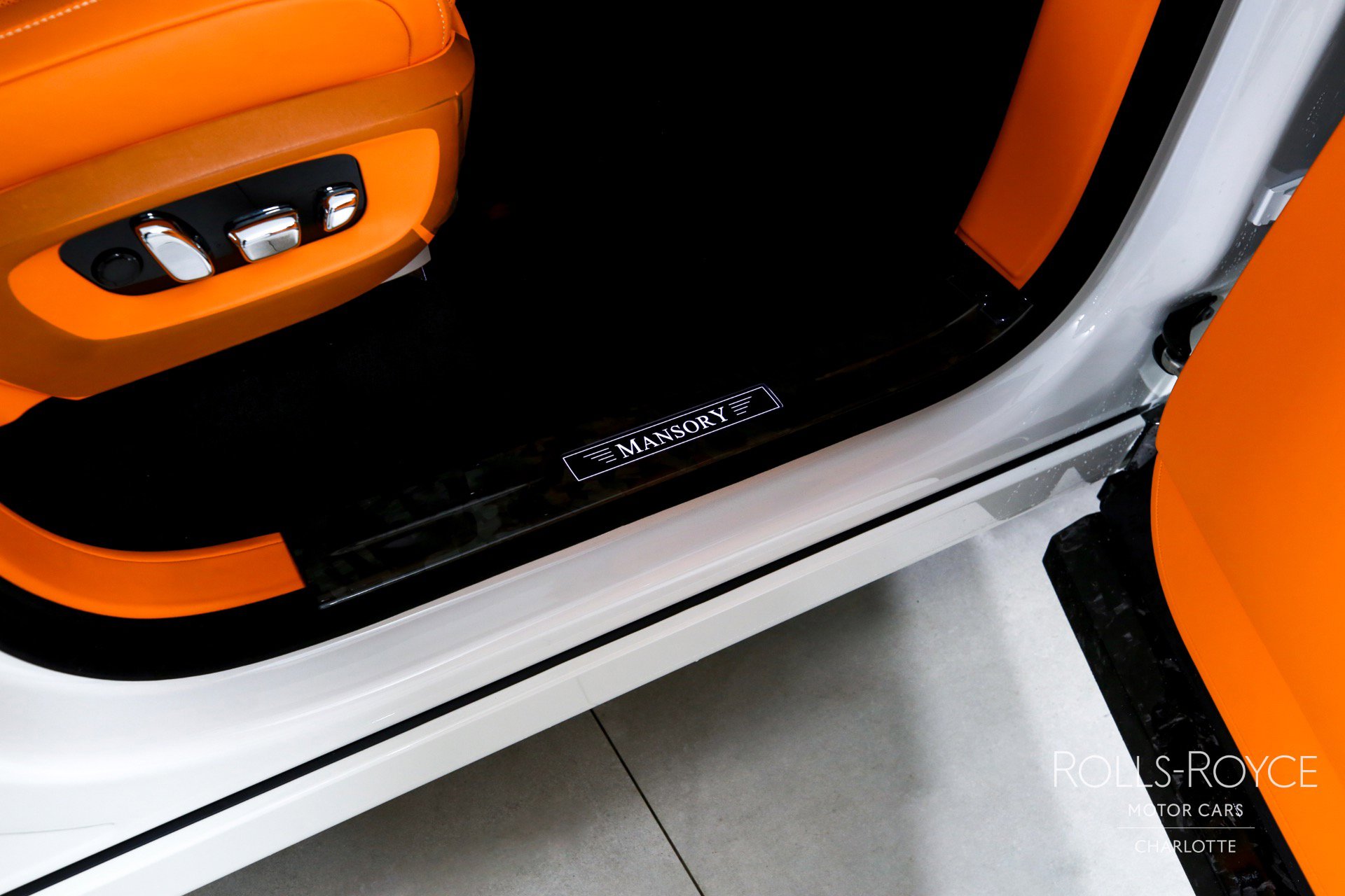 Used 2025 Rolls-Royce Cullinan Black Badge image 36