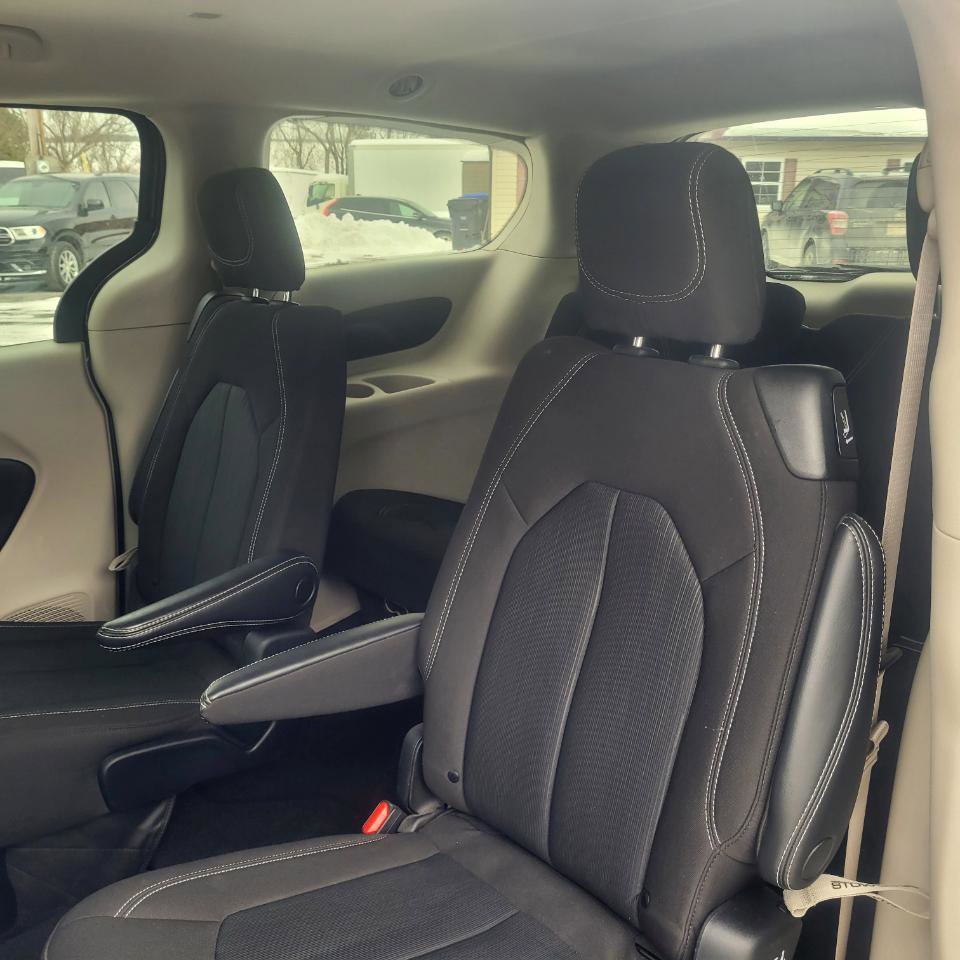 Used 2022 Chrysler Voyager LX image 27