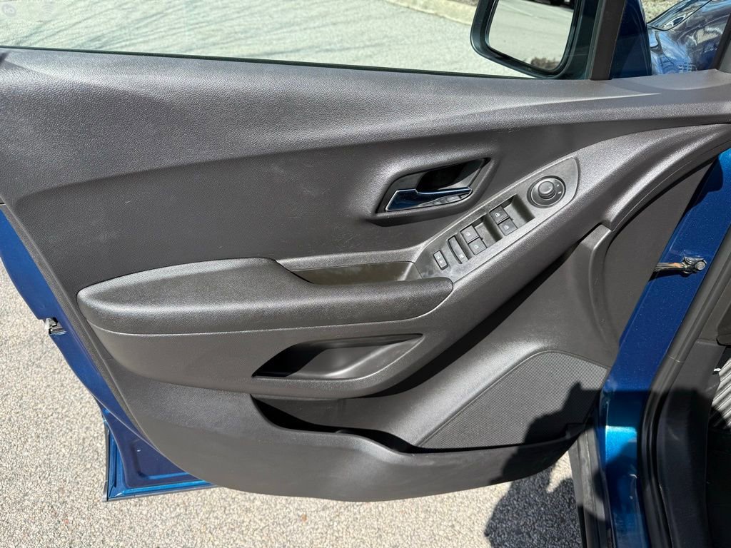 Used 2020 Chevrolet Trax LT w/ LT Convenience Package image 13